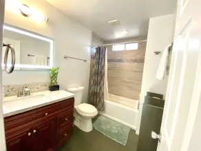 4 Bed/3 Bath, Private Hot tub, patio Parking + 5 bikes Included! Families only.. - Image 2