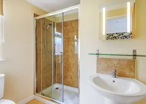 Luxury lodge with king-size bed with en suite shower. - Image 2