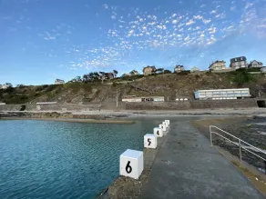 Bright apartment overlooking the port and close to shops - Image 2