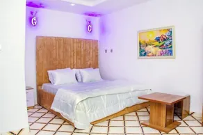 Hollysee Hotel & Suites - Image 4