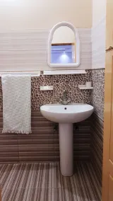 3 Bedroom Comfort Home - 2 minutes to the hospitals and super stores - Image 2
