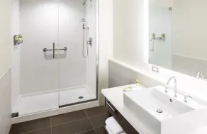 Spacious 2bd 2bth in gated community - Image 2