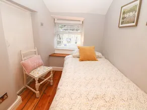 MILLSTREAM COTTAGE, family friendly in Castleton, Peak District - Image 4