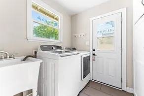 Newly Renovated Comfortable 4 Bds Houses in LA - Image 3