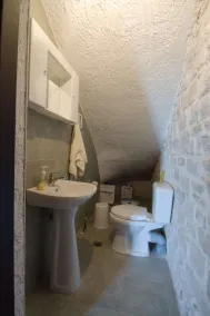 Delightful stone holiday house surrounded by countryside - Image 2