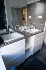 Gîte Meublé \"La Maison d'à Côté\" Avec Piscine sur Terrain de 2500m² - Image 3