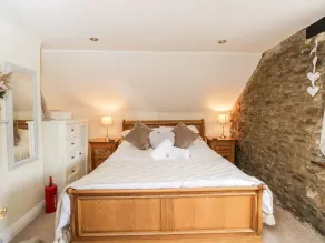 Corner Cottage - Image 4