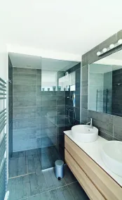 Charming villa with pool lake view 10 minutes from the city center - Image 3