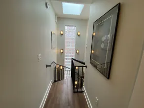 Ny notering! 4 sovrum / 3bath hus med 1 bil garage + 2 parkeringstillstånd. - Image 3
