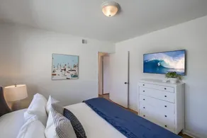 2 Dog Friendly Units + 2 Garages + Ocean 1 Block - Image 5