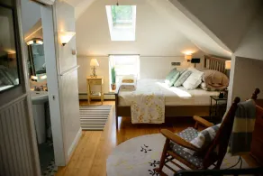 Charming private townhouse-style lodging, a block from Marblehead Harbor - Image 5