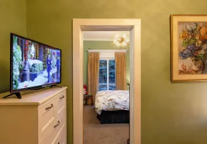 Home Designer - ** WALK TO MAIN STREET ** -Hot remous, Cheminée, Art originale, etc - Image 5