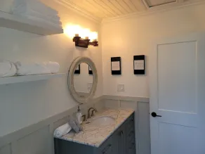 Cheerful & cozy 3 Bedroom Cottage w/Hot tub - Image 3