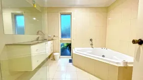 Stylish Retreat Family House 5BRM Wheelers Hill - Image 2