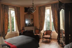 VAKKERT HUS BOURGEOISE, 9 personer, i centrum af MASSERET - Image 2