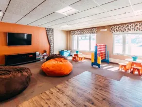 Romantic Getaway or Family winter adventures in 2BD with resort activities - Image 2