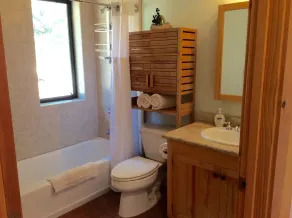 NEU ERÖFFNET!! Gehobene Hütte am Fluss mit 6 Schlafplätzen; erstaunliche Annehmlichkeiten zu blenden - Image 5