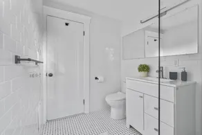 Modern 4 Bedroom Beach House: Ideal for Families & Long Stays - Image 3