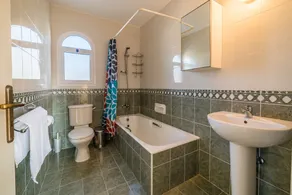 Luxusvilla komplett ausgestattet mit privatem Pool. Alle Annehmlichkeiten zu Fuß erreichbar - Image 3