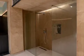 Mirror Hotel - Image 5