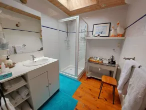 Family suite with 2 bedrooms, breakfast included, private lounge, near Laval and Château-Gontier - Image 2