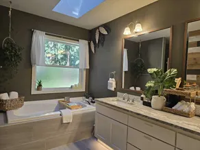 Perfect Getaway★ King Suite★Private Hot Tub★Fire Pit - Image 5
