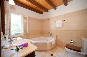 4 bedroom beach front Luxury Villa - Image 3