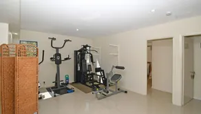 GetAwayStay - 3BR - Aircon - WiFi - Smart TV - Image 2