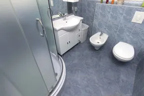 Holiday apartment with balcony and sea view - Image 4
