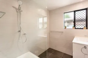 Beautifully Renovated Beachside Family Home - Image 3