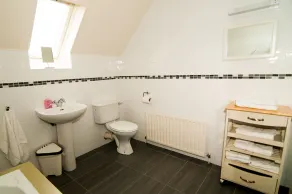 4 bedroom 3 bathroom cosy luxurious property with spectacular ocean views - Image 4