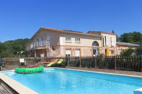 Tour D'ivoire guest room with outdoor pool and jacuzzi - Image 2