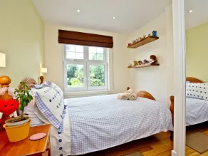 2 bedroom accommodation in Paignton - Image 4