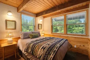 Chipmunk Lodge by NW Comfy Cabins - Image 4