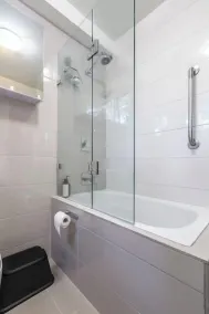 FREE Parking / In-Unit Laundry / 10mins walk to Glenferrie Rd - Image 3