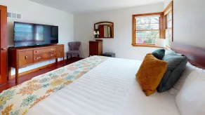 Hot Tub : CROWS NEST at Seaside Beach: Pet Friendly 350 ft to Beach - Image 5