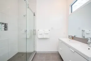 Modern 6 Bedroom Smarthome Near Downtown Sleeps 20 - Image 4