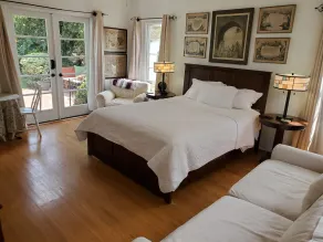 Elegant Garden Apartment - Image 5