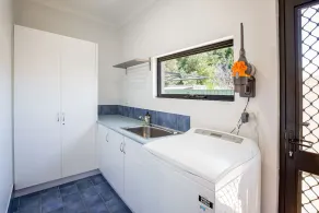 COSY & INVITING BEACH COTTAGE SITUATED IN PRIME BEACHSIDE LOCATION - Image 2