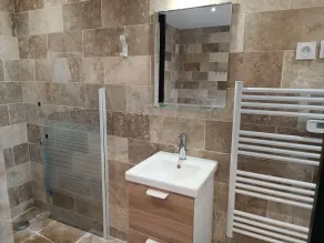 2-person bedroom with shower room and toilet - Image 2