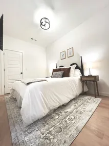 High-end luxurious studio within walking distance to downtown! - Image 5