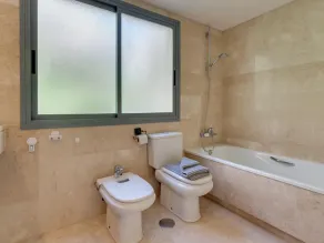 Maison de Ville à Marbella, Piscine, Plage et Confort - Image 2