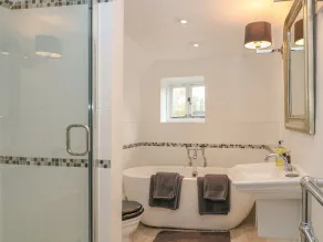 DOLPHIN HOUSE, pet friendly, character holiday cottage in Burford - Image 4