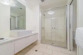 Waterfront Melbourne Apartments - Image 4