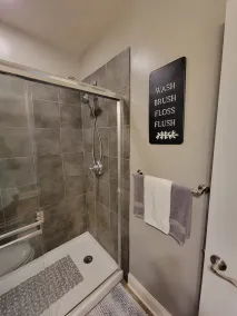 Luxury Boutique Style 1 Bdrm Condo in Downtown Location - Image 4
