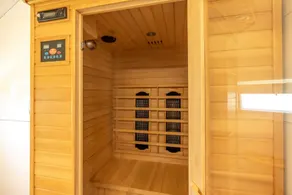 Este chalé está equipado com lareira a gás e sauna de infravermelho. - Image 2