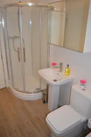 Clean & Stylish City Centre Apartment - Image 2