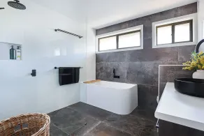 Newly Renovated House - Central Location FREE LINEN - Image 3