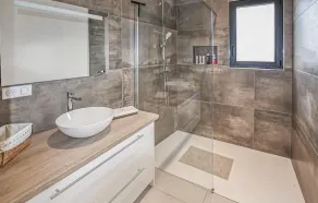 Beautiful home in Robion - Image 5