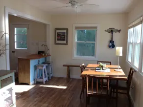 Sweet Southold Beach Cottage<br>North Fork Bay View Rénové avec goût - Image 3